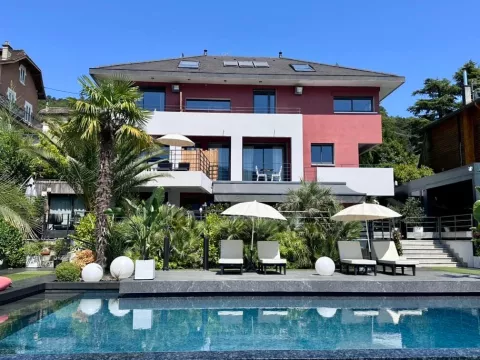 Photo de l'hôtel les Suites du Lac avec sa piscine.