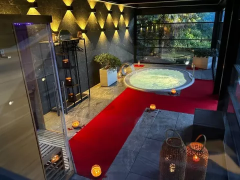 Photo de l'espace spa extérieur de l'hôtel les Suites du Lac.