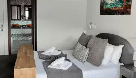 Photo de la chambre classique la Dent du Chat de l'hôtel les Suites du Lac.