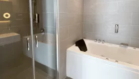 Photo de la chambre supérieur la Mont Granier des Suites du Lac à Aix les Bains.