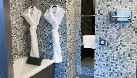 Photo de la chambre confort la Mont Revard des Suites du Lac à Aix les Bains.